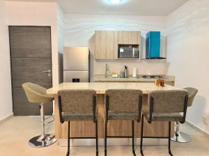 eine Küche mit Tisch und Stühlen in einem Zimmer in der Unterkunft Family apartment with great amenities - bluu 103 in Mazatlán