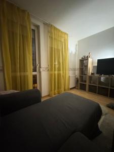 巴士拉Basra Luxury Apartment的客厅配有床和黄色窗帘