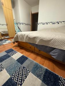 巴士拉Basra Luxury Apartment的卧室配有床和蓝白色地毯。