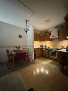 巴士拉Basra Luxury Apartment的带桌子的厨房和餐厅