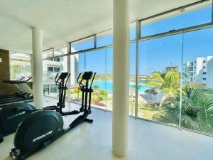 einen Fitnessraum mit 2 Laufbändern und Meerblick in der Unterkunft Family apartment with great amenities - bluu 103 in Mazatlán