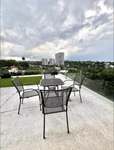 a table and chairs on top of a roof at Departamento Deluxe 2H-48 in Guadalajara +16 photos