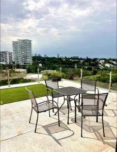 a patio table and chairs with a view of a city at Departamento Deluxe 2H-48 in Guadalajara
