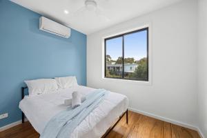 Una cama o camas en una habitación de Gully & Tide