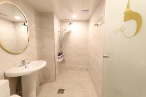 Koupelna v ubytování Hotel Sono + 22 fotografií