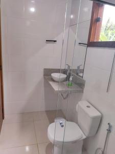 a white bathroom with a toilet and a sink at Sítio Martinelli, Caravaggio in Santa Teresa +39 photos