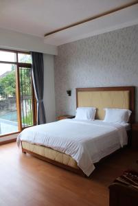 Giường trong phòng chung tại Villa Rasamala +16 ảnh