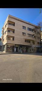 サンダンスキにあるMacedonia55の通り沿いにある大きな建物