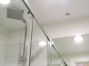 ducha con 2 luces en el techo en Pension Mayte, en Pamplona