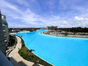 une grande piscine avec de l'eau bleue dans l'établissement BaiaKristal - Kabo en Cartagena, à Carthagène des Indes 11 autres photos