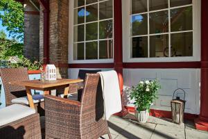 patio con tavolo e sedie sotto il portico di Danhostel Aarhus a Arhus