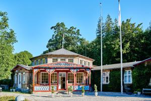 ein Gebäude mit zwei Flaggen davor in der Unterkunft Danhostel Aarhus in Arhus