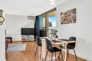 Μια τηλεόραση ή/και κέντρο ψυχαγωγίας στο Tide & Pines - Beachfront Comforts by Moseley Square