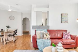 Χώρος καθιστικού στο Tide & Pines - Beachfront Comforts by Moseley Square