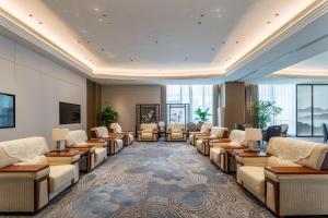 ShuyangShuyang Honor International Hotel的带沙发和椅子的大型等候室