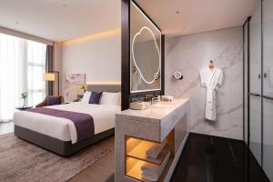 Giường trong phòng chung tại Grand Mercure Shenzhen Guangming +134 ảnh