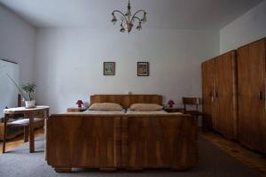 Кровать или кровати в номере Apartment History
