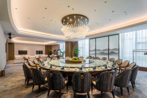 Shuyang Honor International Hotel的电视和/或娱乐中心