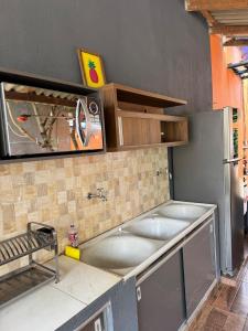 Kuchyň nebo kuchyňský kout v ubytování Casa aconchegante bem localizada
