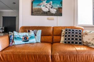 Ruang duduk di The Golden Beach Residence
