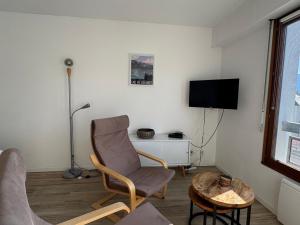 TV a/nebo společenská místnost v ubytování Studio moderne et cosy, bien situé, vue montagne, wifi - FR-1-555-114