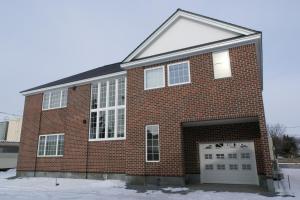 美瑛町Biei Terrace 2F 専用玄関 127平米 85型スマートTV -駅前通り&景観条例地区-的一座大型砖砌建筑,设有车库