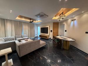 Uma TV ou centro de entretenimento em Signature Suite By The Lazy Host