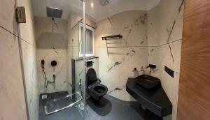 Um banheiro em Signature Suite By The Lazy Host