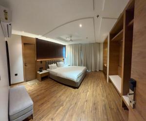 Cama ou camas em um quarto em Signature Suite By The Lazy Host