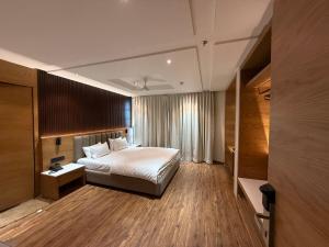Cama ou camas em um quarto em Signature Suite By The Lazy Host