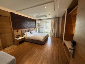Cama ou camas em um quarto em Signature Suite By The Lazy Host