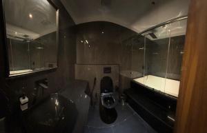 Um banheiro em Signature Suite By The Lazy Host