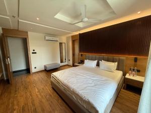 Cama ou camas em um quarto em Signature Suite By The Lazy Host