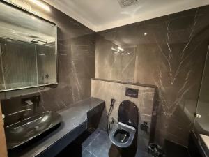 Um banheiro em Signature Suite By The Lazy Host