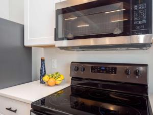 プロビデンスにあるJennifer's Historic Brick Riverfront Loft Apartmentのコンロと電子レンジ付きのキッチン +18枚の写真