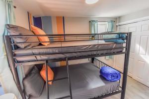 een kamer met 2 stapelbedden bij Vibrant & Cozy Two Bedroom Lower Unit King Beds in Denver