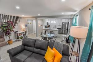 een woonkamer met een bank en een tafel bij Vibrant & Cozy Two Bedroom Lower Unit King Beds in Denver