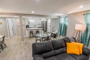 een woonkamer met een bank en een tafel bij Vibrant & Cozy Two Bedroom Lower Unit King Beds in Denver