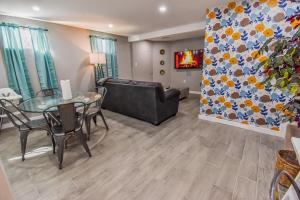 een woonkamer met een glazen tafel en een bank bij Vibrant & Cozy Two Bedroom Lower Unit King Beds in Denver