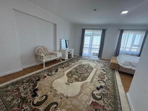 - un salon avec un grand tapis au sol dans l'établissement Capital Tower, à Oulan-Bator