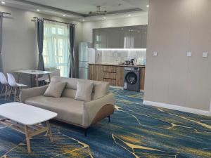un salon avec un canapé et une cuisine dans l'établissement Capital Tower, à Oulan-Bator