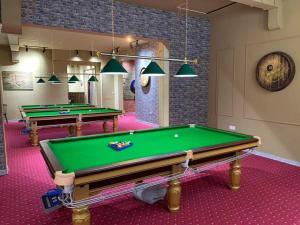 - une salle de billard avec 2 billards dans l'établissement Capital Tower, à Oulan-Bator