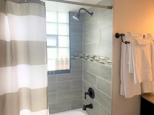 Et badeværelse på Family Friendly & Cozy Two Bedroom Denver