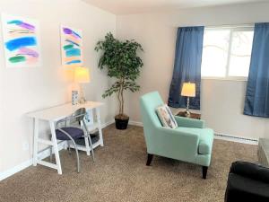 Et opholdsområde på Family Friendly & Cozy Two Bedroom Denver + 4 billeder