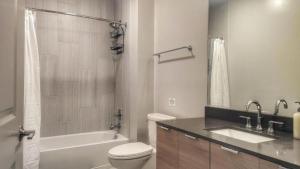 Ένα μπάνιο στο Top Level Modern Luxury Apt in Washington DC +14 φωτογραφίες