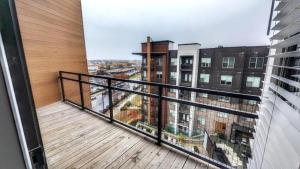 Μπαλκόνι ή βεράντα στο Top Level Modern Luxury Apt in Washington DC