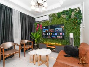 a living room with a green wall at Lyd's Home Urban Staycation in Sibu
