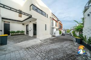une rue vide avec un bâtiment blanc dans l'établissement Villa Akarui - by Unicorn Villas Bali, à Tumbak Bayuh