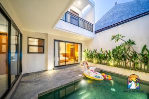 - une piscine dans une maison avec un jouet dans l'établissement Villa Akarui - by Unicorn Villas Bali, à Tumbak Bayuh