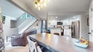 Dapur atau dapur kecil di Updated Two-Bedroom with Three King Beds Loft & Two Baths
